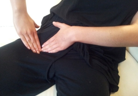 Cảm giác đau hoặc khó chịu nào liên quan đến thoát vị bẹn 